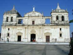 Leon Cathedral.jpg (77334 bytes)